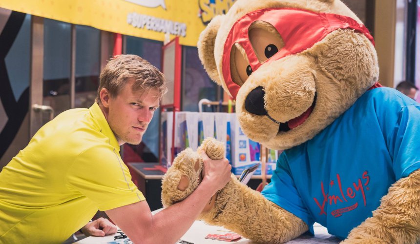 Tomáš Verner "čápoval" v Hamleys. Sportovní léto je v plném proudu