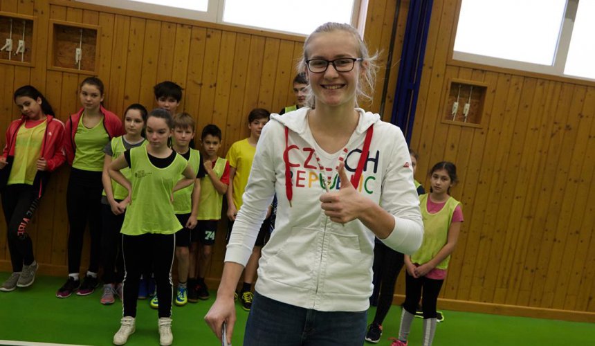 Biatlon a sáně v tělocvičně? Proč ne. Děti ve Velké nad Veličkou sportovaly s olympioniky