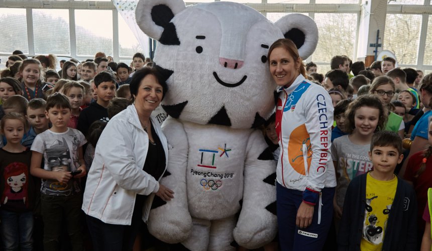 Ani třeskuté mrazy je nezastavili. Pražští školáci si v tělocvičně vyzkoušeli malou olympiádu