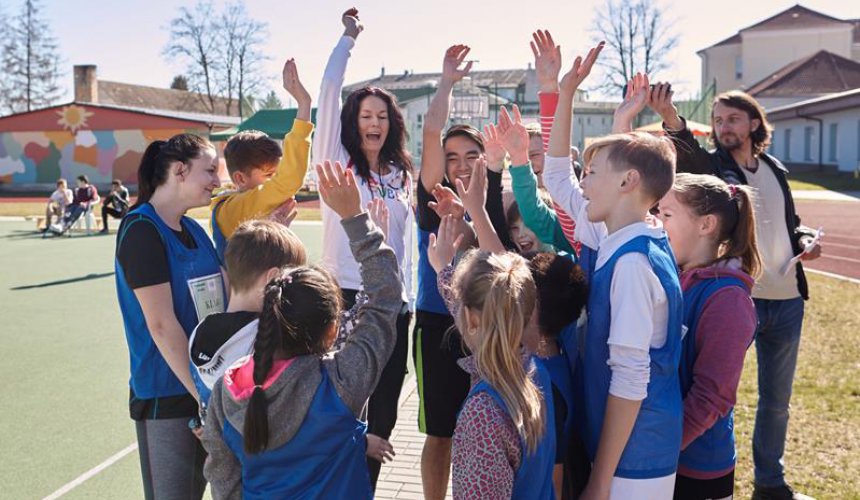 Žádná tělocvična. Trojskokanka Kašpárková vylákala děti z Českých Velenic ven