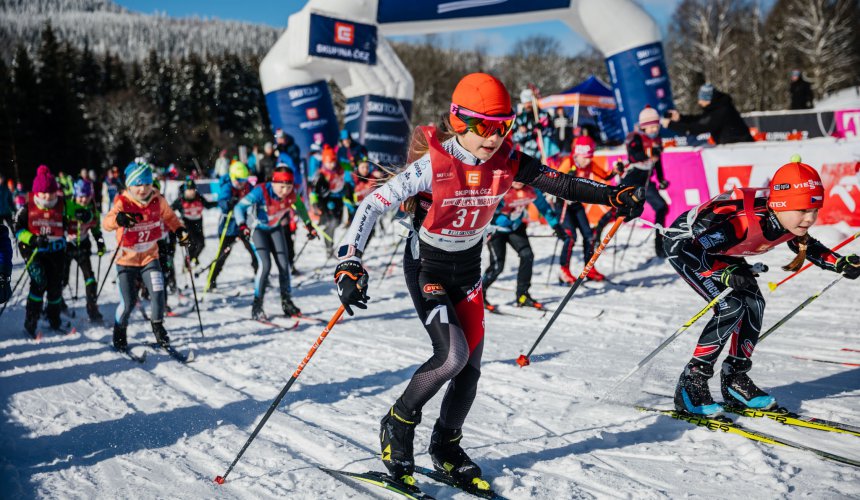 Rozjeďte se školáky zimu na běžkách s ČEZ SkiTour a získejte slevu na startovném!